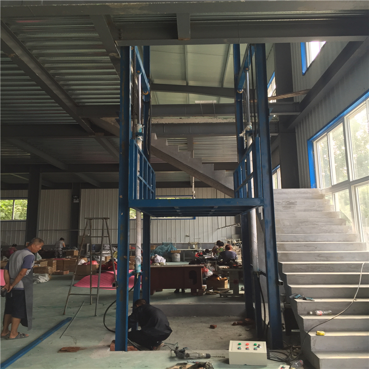 導(dǎo)軌式升降貨梯安裝現(xiàn)場(chǎng)