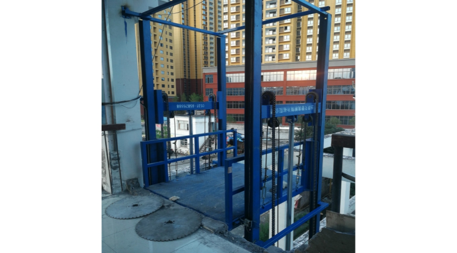 宜昌1噸導(dǎo)軌式升降貨梯安裝完畢