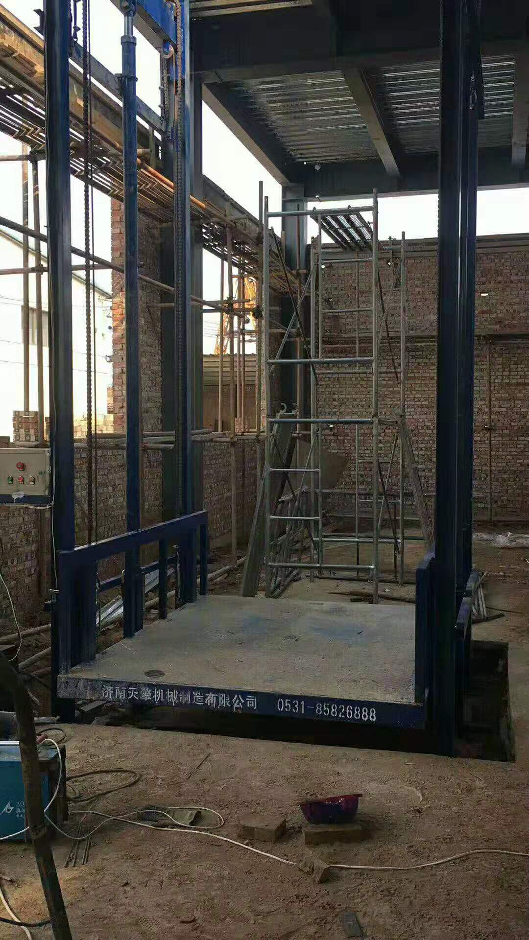 德州導(dǎo)軌式升降貨梯安裝完畢