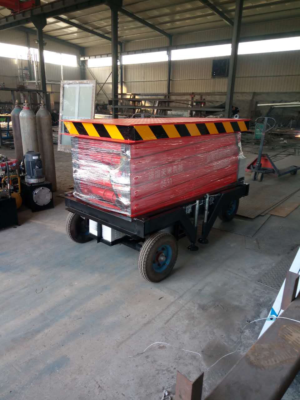 8米交直流兩用移動(dòng)剪叉式升降臺(tái)發(fā)貨