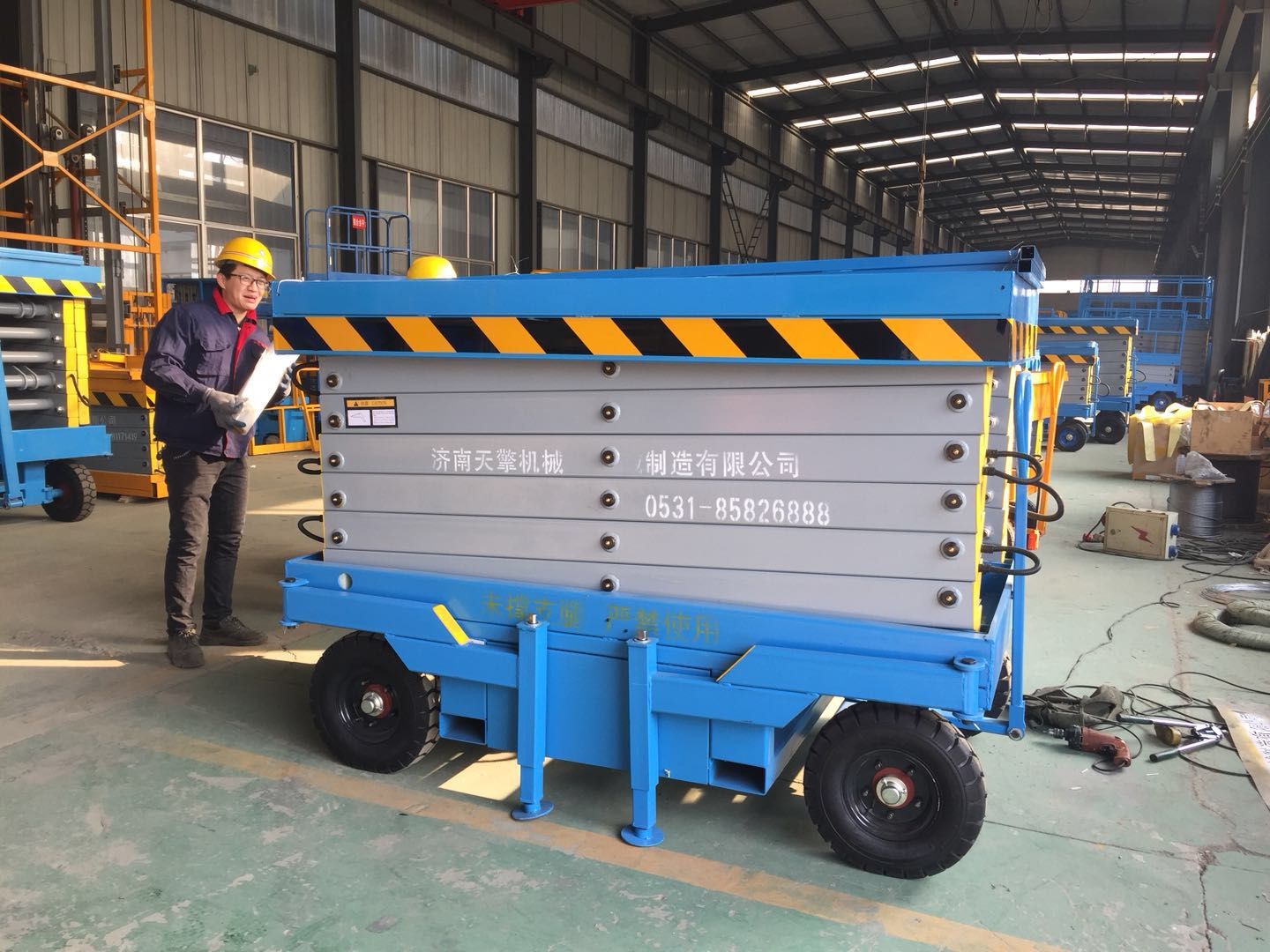 10米移動(dòng)剪叉式升降平臺(tái)發(fā)往河南南陽