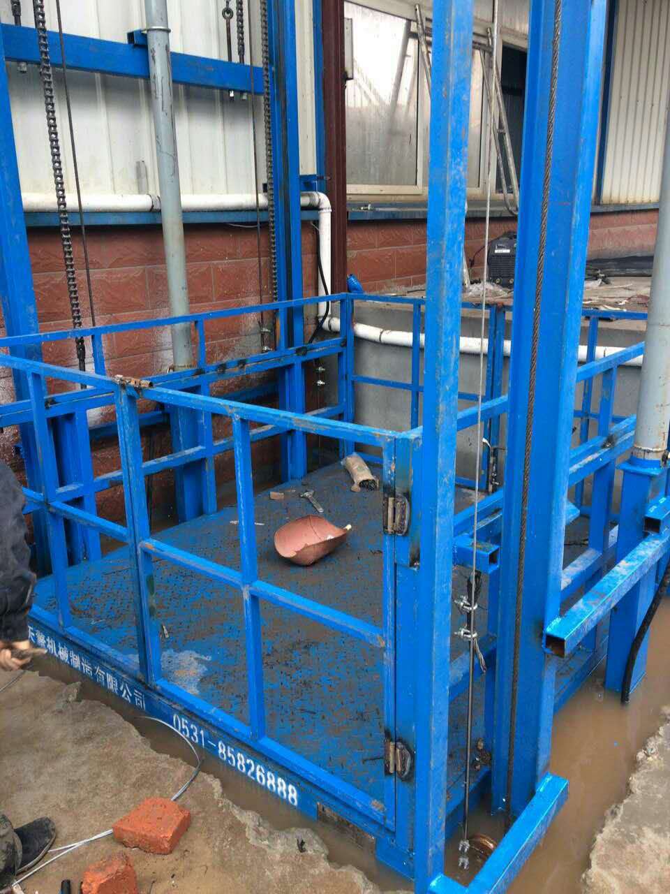 合肥2噸導(dǎo)軌式升降貨梯安裝完畢