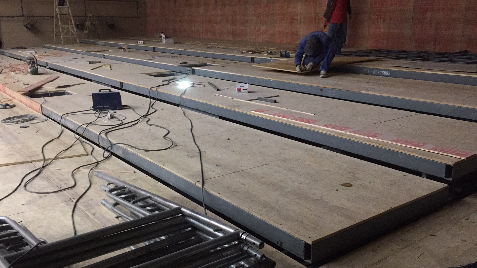 階梯升降舞臺(tái)安裝現(xiàn)場(chǎng)