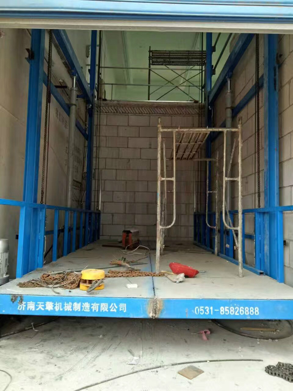 湖北武漢汽車導(dǎo)軌升降平臺(tái)安裝完畢